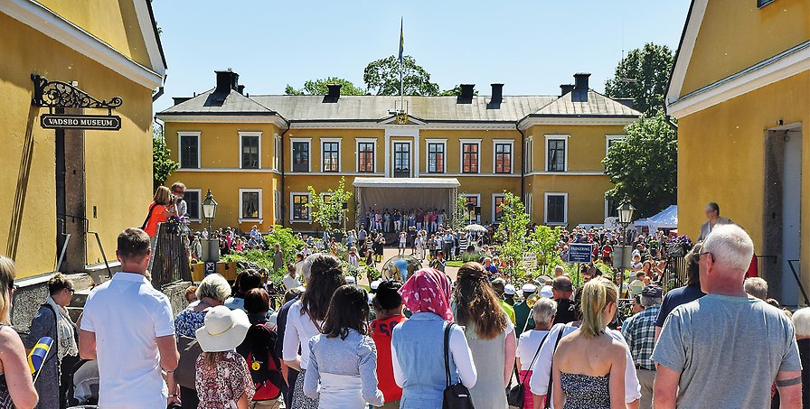 Folkvimmel vid Jubileumsteatern i Mariestad när studenter springer ut. 